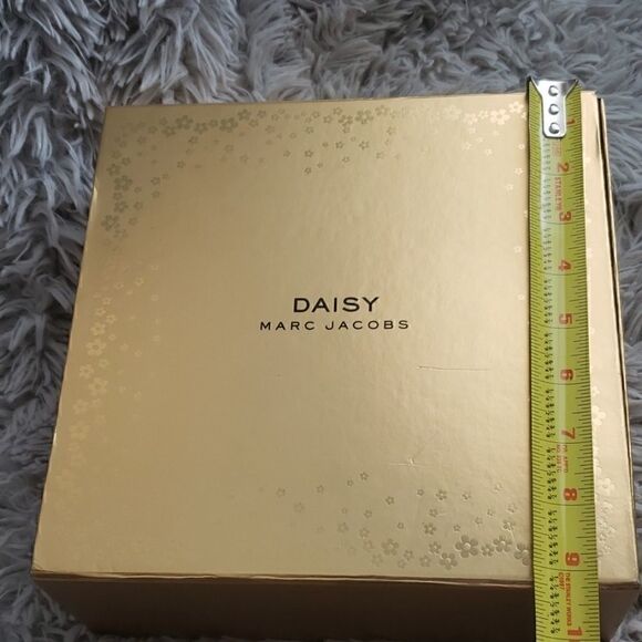 Marc Jacob's Daisy Presentation Box - Picture 2 of 8